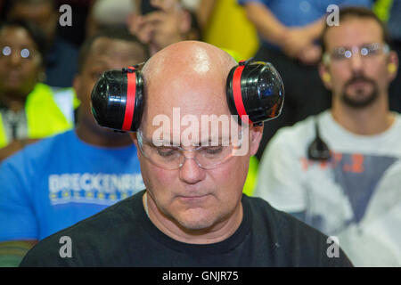 Sterling Heights, Michigan - Lavoratore presso Fiat Chrysler automobili' Sterling Stampaggio Plant memorizza la protezione dell'udito sulla sua testa. Foto Stock