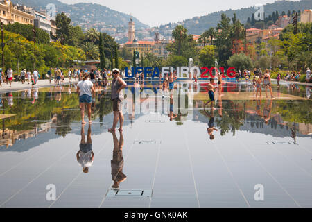 Nizza, Francia - luglio 2016: persone che giocano con le fontane sulla piazza principale di Nizza in Francia Foto Stock