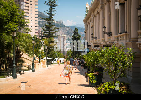 MONTE CARLO, Monaco - Luglio 2016: gente che cammina sulla strada nei pressi della piazza principale di Monte Carlo nel Principato di Monaco Foto Stock
