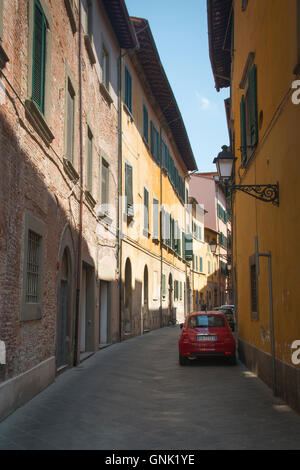 PISA, Italia - Luglio 2016: un tipico storico italiano della strada con una Fiat 500 auto parcheggiate in Pisa in Toscana, Italia Foto Stock