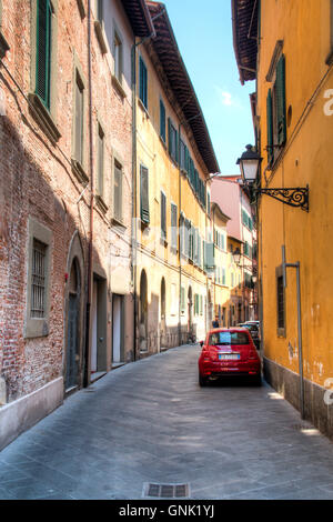 PISA, Italia - Luglio 2016: un tipico storico italiano della strada con una Fiat 500 auto parcheggiate in Pisa in Toscana, Italia Foto Stock