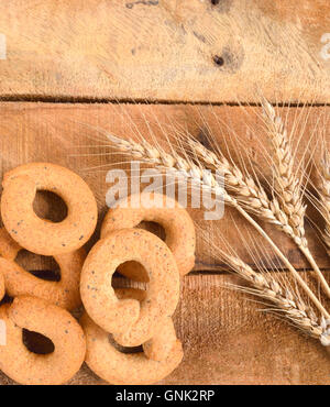 Taralli sulla tavola di legno,italiano tradizionale spuntino dalla Puglia Foto Stock