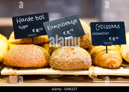 Artigiano pagnotte di pane - tiger pane, croissant e multigrain con euro prezzi biglietti in olandese panificio, Olanda, Nether Foto Stock