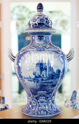 Delft Blue luxury vecchio la porcellana dipinta a mano urna vaso al Royal Delft esperienza shop in Amsterdam, Olanda Foto Stock