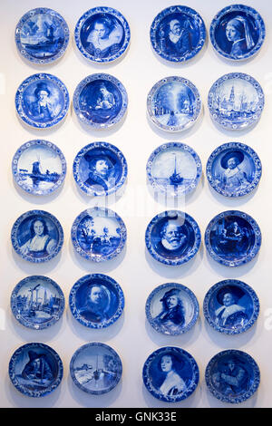 Delft Blue luxury vecchio la porcellana dipinta a mano le piastre commemorative a Royal Delft esperienza shop in Amsterdam, Olanda Foto Stock