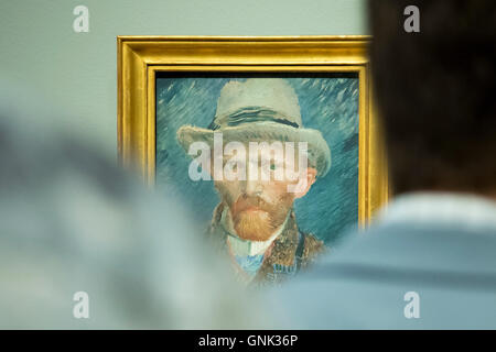 I visitatori la visualizzazione di Autoritratto di Vincent Van Gogh al Rijksmuseum, Amsterdam, Olanda Foto Stock
