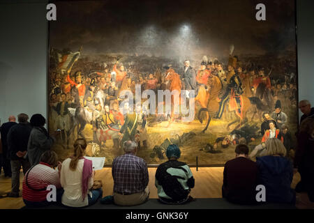 I visitatori la visualizzazione di Jan Willem Pieneman 'La Battaglia di Waterloo' olio su tela al Rijksmuseum, Amsterdam, Olanda Foto Stock