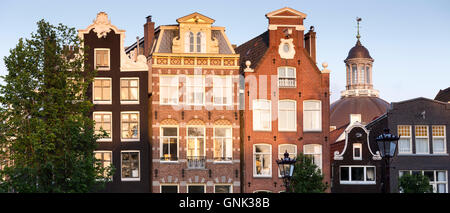 Gables di tradizionale architettura olandese della banca Canale di Beagle edifici in Prinsengracht, Amsterdam, Olanda Foto Stock