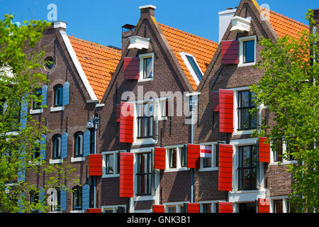 Banca Canale di Beagle case a capanna - Olandese gables - e rosso persiane colorate sul Brouwersgracht in Amsterdam, Olanda Foto Stock