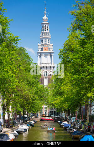 Zuiderkerk nella Città Vecchia e la barca turistica prendendo tour di gruppo crociera escursioni sui canali olandesi, Groenburgwal, Amsterdam, Olanda Foto Stock