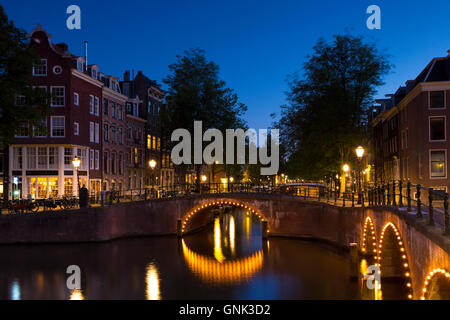 Canal e ponti Kaisersgracht angolo e Leidsegracht nel canal ring area, quartiere Jordaan, Amsterdam Foto Stock