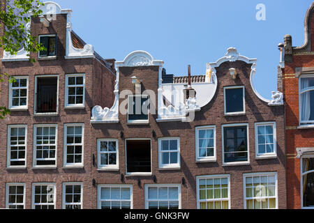 Banca Canale di Beagle pittoreschi ornati case a capanna - Olandese gables - sul canale Herengracht nel quartiere Jordaan di Amsterdam, Olanda Foto Stock