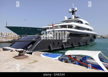 Vari yacht di lusso presso i loro ormeggi nel porto di Old Town Ibiza (Ibiza). La maggior parte sono preparati per la loro ultima carta. Foto Stock