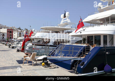 Vari yacht di lusso presso i loro ormeggi nel porto di Old Town Ibiza (Ibiza). La maggior parte sono preparati per la loro ultima carta. Foto Stock