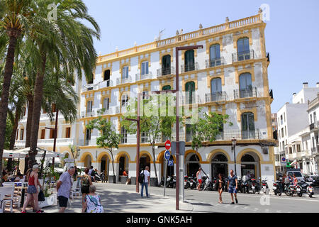 Architettura Spagnola insieme all'interno di Città Vecchia Ibiza (Ibiza). Visto qui su un giorno glorioso in alta stagione di luglio. Foto Stock