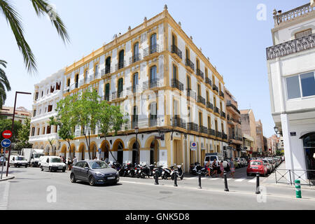 Architettura Spagnola insieme all'interno di Città Vecchia Ibiza (Ibiza). Visto qui su un giorno glorioso in alta stagione di luglio. Foto Stock