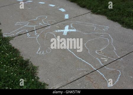 Chalk disegno raffigurante la sagoma di un adulto e bambino corpi. Foto Stock