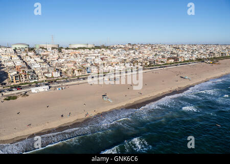Pomeriggio Vista aerea di ampie spiagge sabbiose e strati di alloggiamento in Manhattan Beach, vicino a Los Angeles, California. Foto Stock