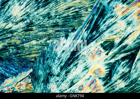 Il tiosolfato di sodio cristalli in luce polarizzata Foto Stock