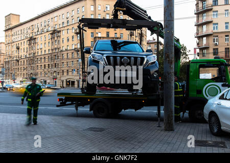 Funzionamento del carrello di traino ,evacuazione auto per il parcheggio di violazione Foto Stock