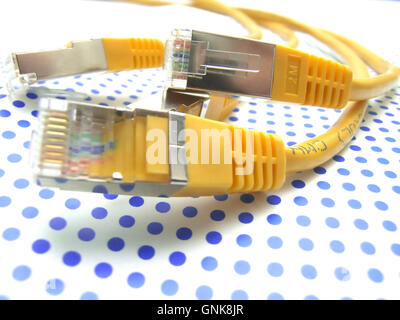 Cavo ethernet giallo su sfondo puntinato Foto Stock