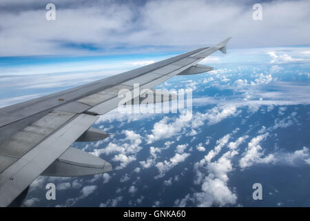 Una vista di un passeggero ala a getto come si vede dalla cabina durante il volo Foto Stock