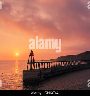 La mattina presto al porto di Whitby Foto Stock