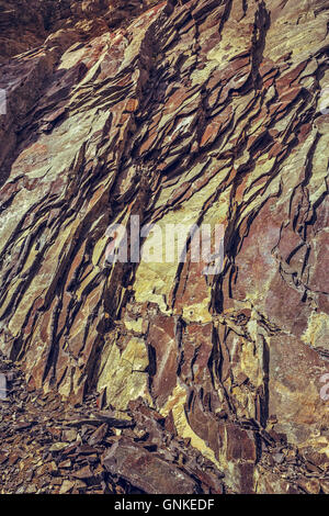 Layered roccia in una cava di basalto. Foto Stock