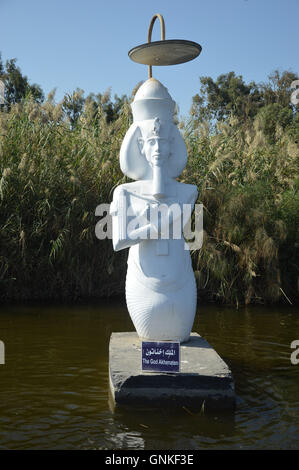 Una statua del dio Akhenaton al Ragab papiro Villaggio sull isola di Jacobs, il Cairo Foto Stock