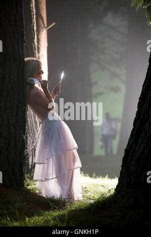 Matura in una foresta avente un momento intamate Foto Stock