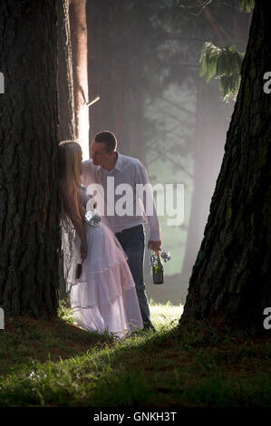 Matura in una foresta avente un momento intamate Foto Stock