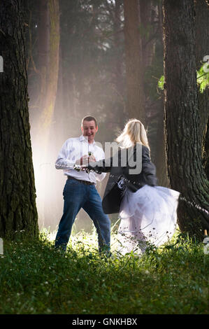Matura in una foresta avente un momento intamate Foto Stock