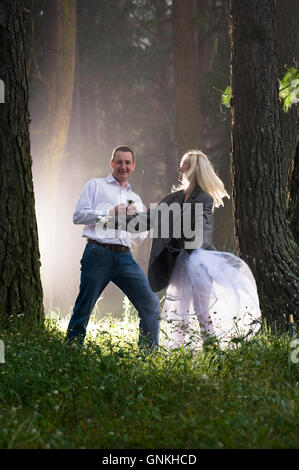Matura in una foresta avente un momento intamate Foto Stock