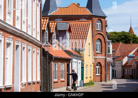 Scena di strada nel borgo medievale di Ribe, centro sud dello Jutland, Danimarca Foto Stock