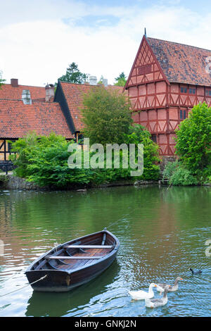 Barca e oche a Den Gamle By, la Città Vecchia, open-air folk museum ad Aarhus, jutland orientale, la Danimarca Foto Stock