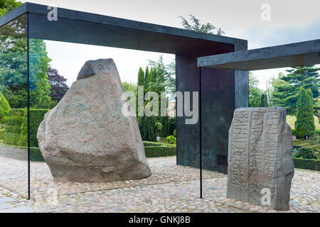 Jelling pietre pietre runiche royal monumento regno di Gorm , in vetrina al luogo di nascita del cristianesimo in Danimarca Foto Stock