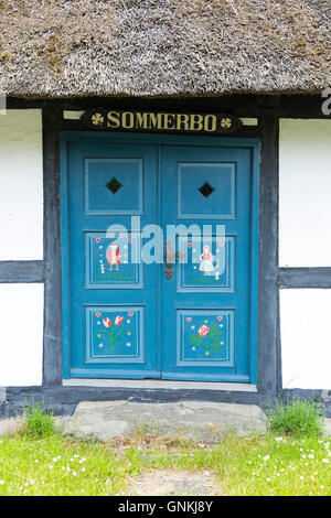 Pittoresca vecchia a struttura mista in legno e muratura cottage con il tetto di paglia home sull'isola di Funen, Danimarca Foto Stock