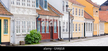 Case dipinte in ciottoli Ramsherred Street nella città vecchia a Odense sull isola di Funen, Danimarca Foto Stock