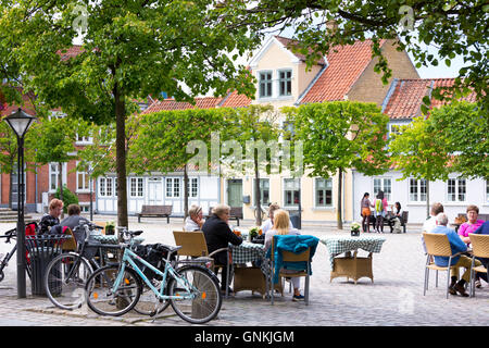 Cenare al fresco presso street cafe ristorante in Gront Torvet Square nella città vecchia di Odense sull isola di Funen, Danimarca Foto Stock