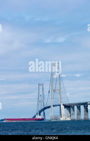 Petroliera passa sotto il Grande Belt sospensione ponte ponte sullo Storebaelt vista da Halskov, Danimarca Foto Stock