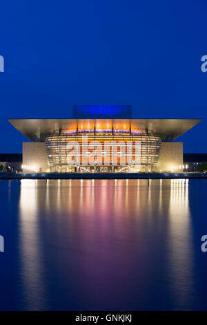 Ultra moderne illuminate waterside Opera dell'architetto Henning Larsen a Copenhagen, Danimarca Foto Stock