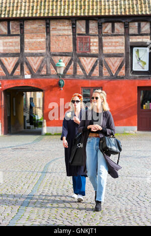 Donne giovani visitatori in piazza della città vecchia di Malmo, Svezia Foto Stock