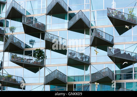Balcone in vetro Architettura moderna nuovo alto sviluppo case orestads boulevard di Orestad ad area della città di Copenaghen, Danimarca Foto Stock