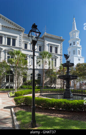 Giudiziarie centro fontana del cortile di Saint Michaels chiesa di Charleston, Carolina del Sud e Stati Uniti d'America Foto Stock