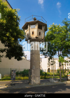 Conservate il vecchio tedesco orientale DDR del muro di Berlino in vedetta vicino a Potsdamer Platz Berlino Germania Foto Stock