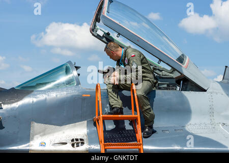 Il pilota e il visitatore in prossimità della cabina di pilotaggio del multirole fighter Mikojan-Gurewitsch MiG-29. Polish Air Force. Foto Stock