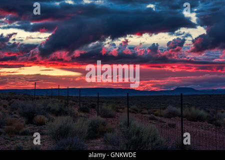 Nuvole scure e colorato tramonto Cielo sopra la Northern Arizona, Stati Uniti d'America Foto Stock