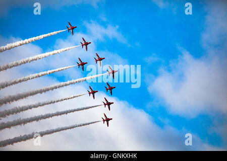 Rhyl Air Show 2016 situato sulla costa settentrionale del Galles e si tiene ogni anno. RAF frecce rosse fanno un passato volare in formazione Foto Stock