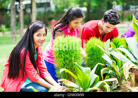 4 ragazzi e ragazze amici park la vita vegetale la piantagione di piante Foto Stock