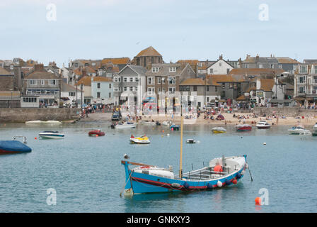 Barche in St Ives Harbour, Cornwall. Foto Stock